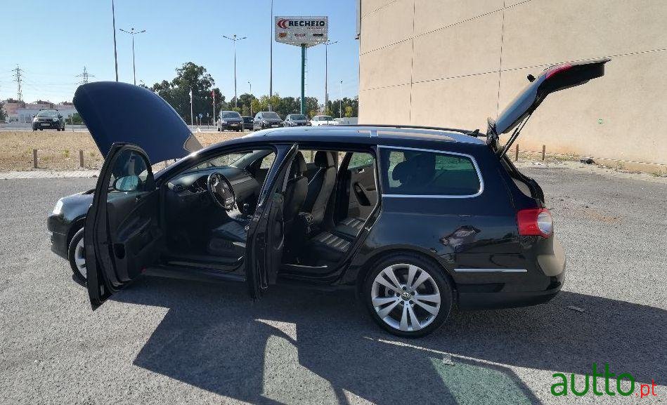 2007' Volkswagen Passat Variant photo #2