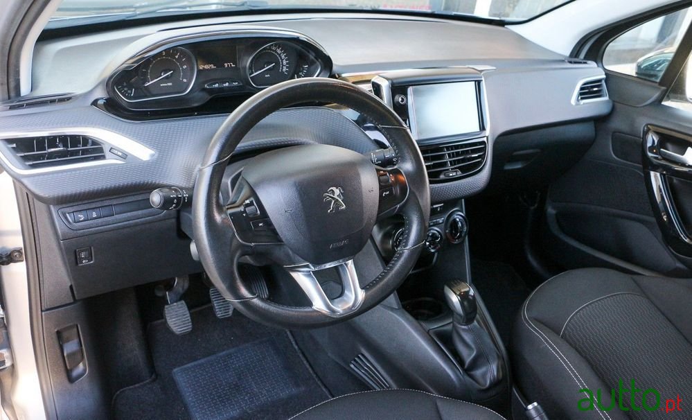 2016' Peugeot 208 1.6 Bluehdi Style photo #2