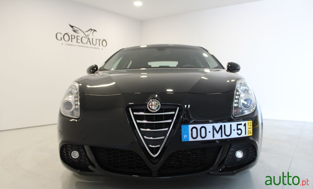 2012' Alfa Romeo Giulietta photo #3