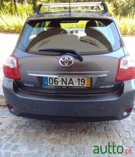 2012' Toyota Auris photo #2