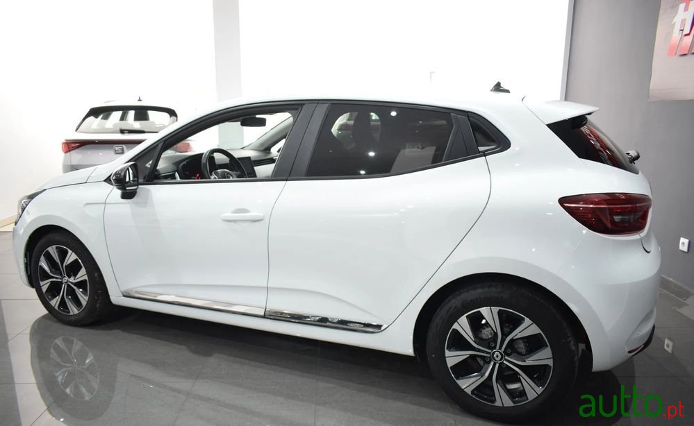 2023' Renault Clio photo #2