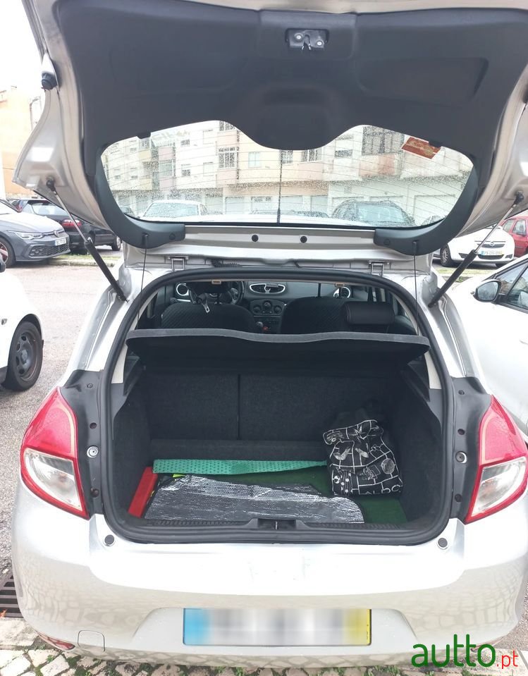 2010' Renault Clio photo #3