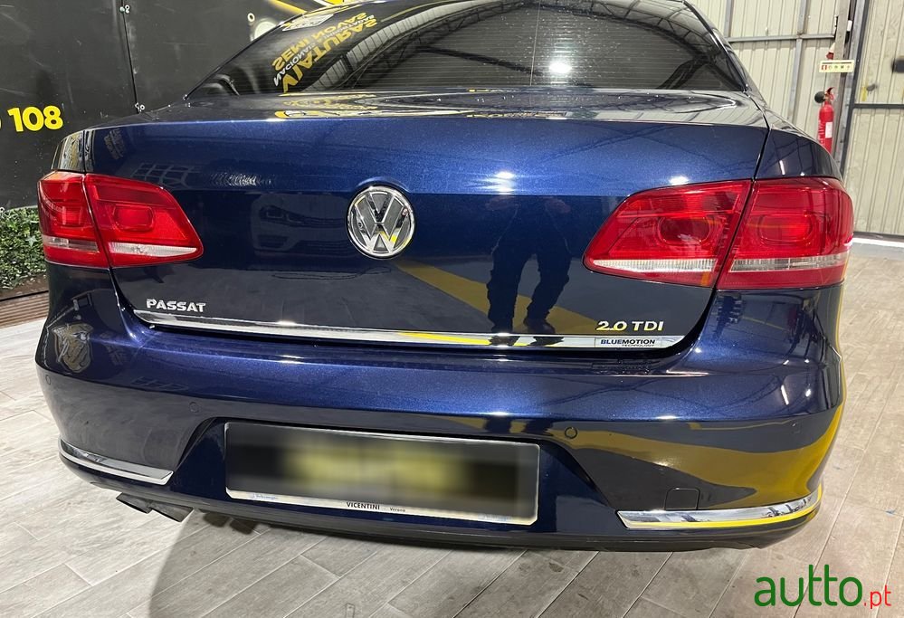 2011' Volkswagen Passat photo #2