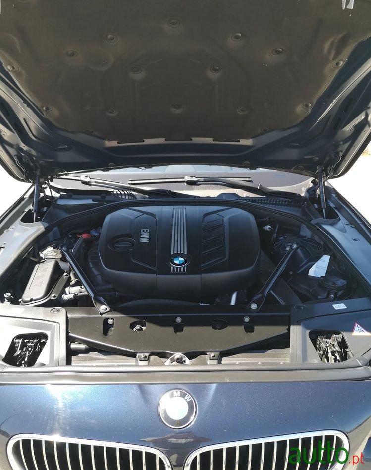 2012' BMW 520 Gran Turismo photo #4