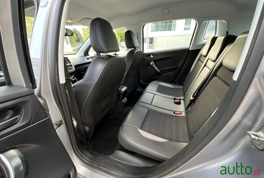 2017' Peugeot 2008 photo #5