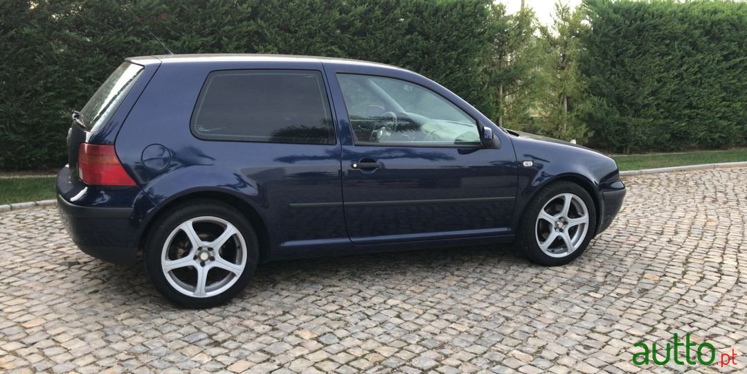 2004' Volkswagen Golf photo #2