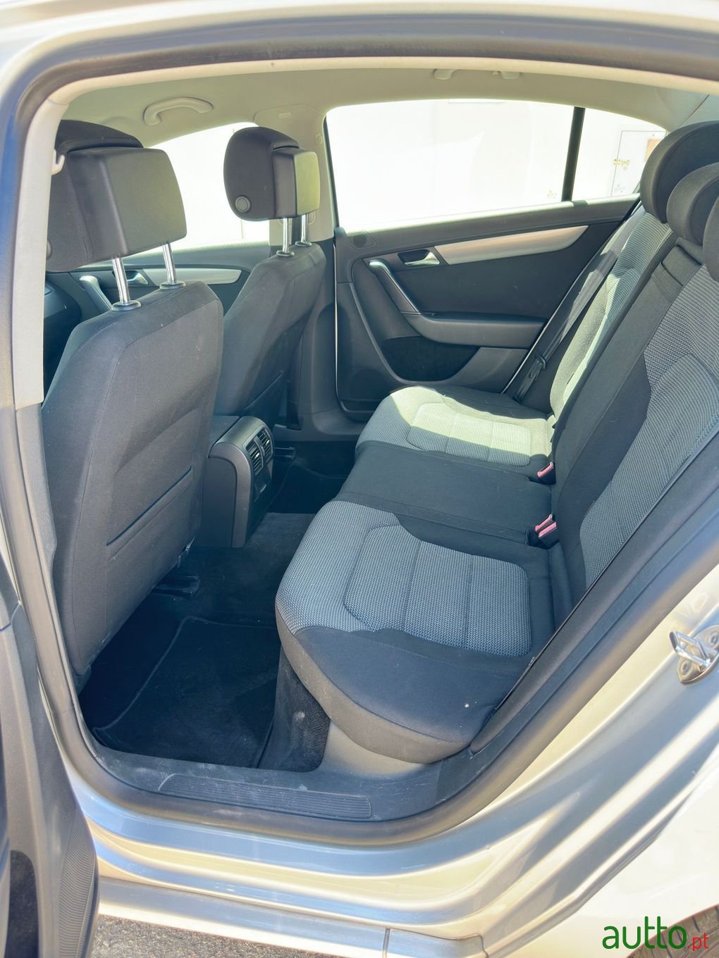 2011' Volkswagen Passat photo #6