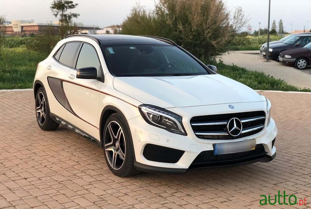 2015' Mercedes-Benz GLA 220 photo #2