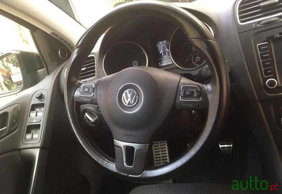 2010' Volkswagen Golf photo #3