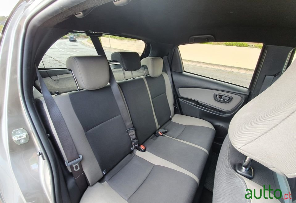 2017' Toyota Yaris photo #5