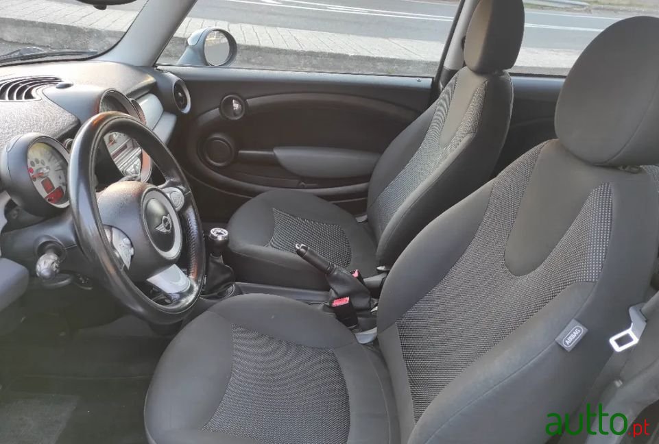 2010' MINI Cooper photo #5