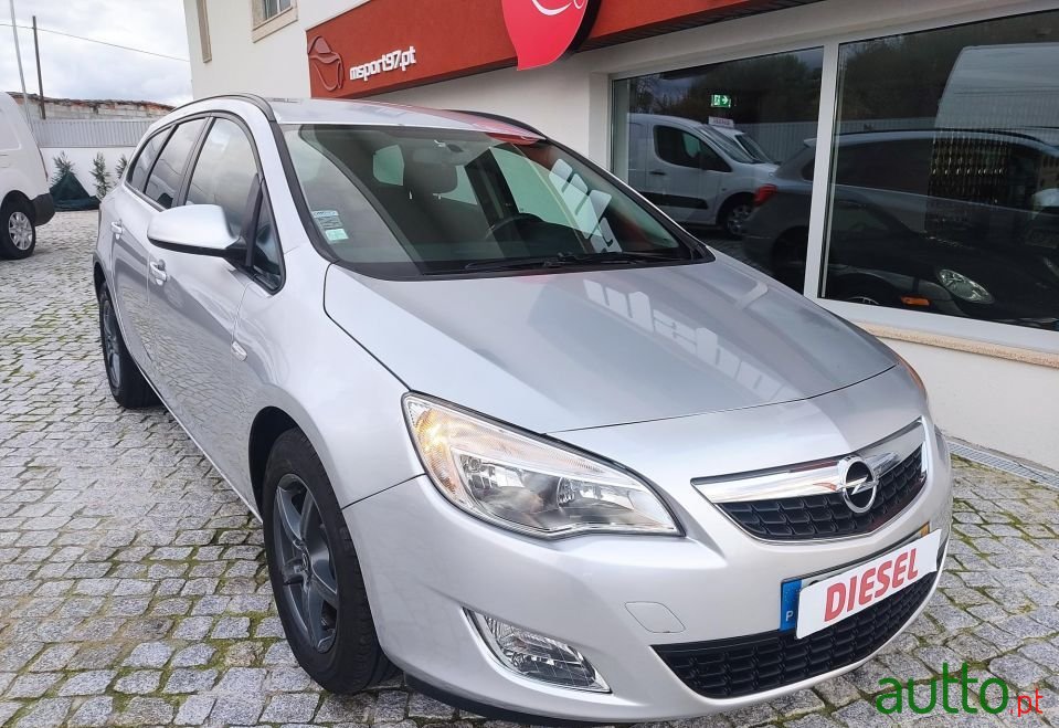 2011' Opel Astra Sports Tourer photo #2