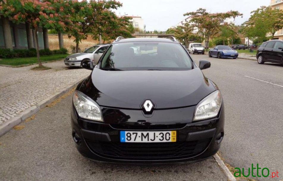 2011' Renault Megane Sport Tourer photo #2