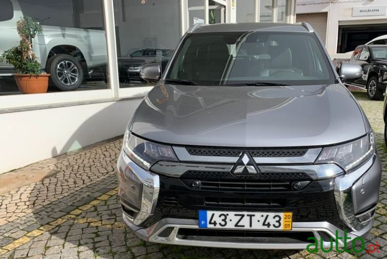 2020' Mitsubishi Outlander photo #1