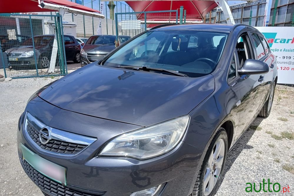 2011' Opel Astra Sports Tourer photo #2