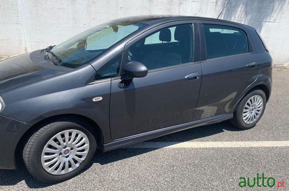 2011' Fiat Punto Evo photo #1