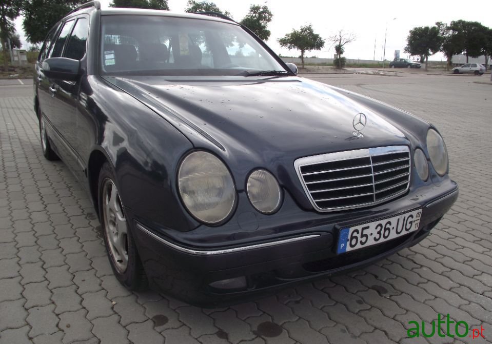 2002' Mercedes-Benz E-220 photo #4