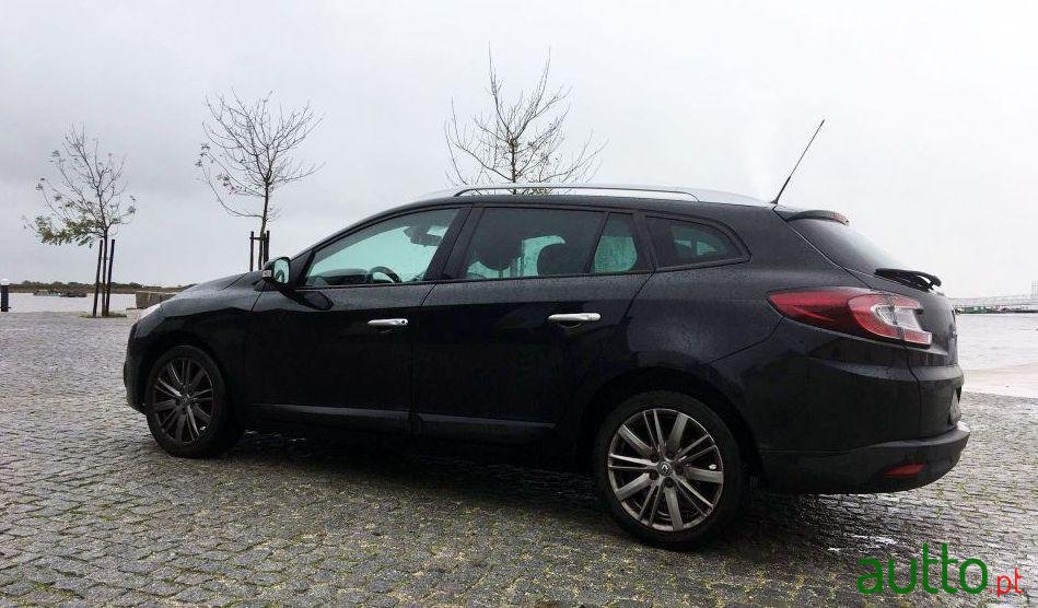 2011' Renault Megane Sport Tourer photo #2