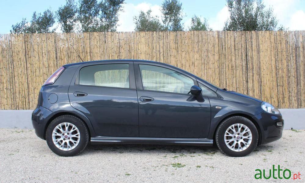 2011' Fiat Punto Evo photo #3