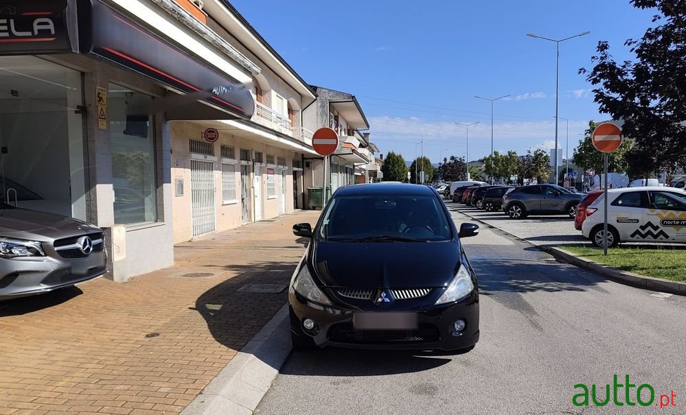 2006' Mitsubishi Grandis 2.0 Di-D Sport photo #2