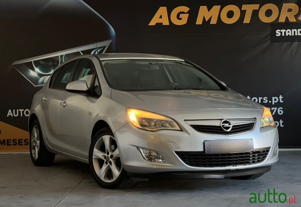 2010' Opel Astra photo #1