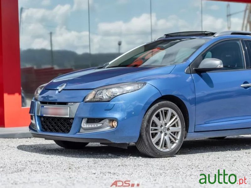 2012' Renault Megane photo #2