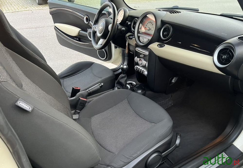 2009' MINI One Standard photo #6