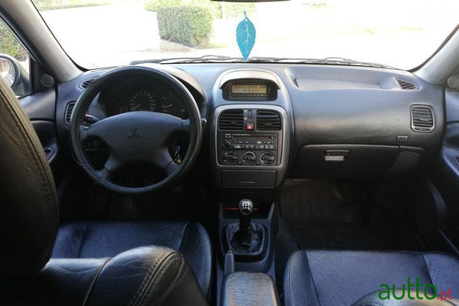 2005' Mitsubishi Carisma photo #4