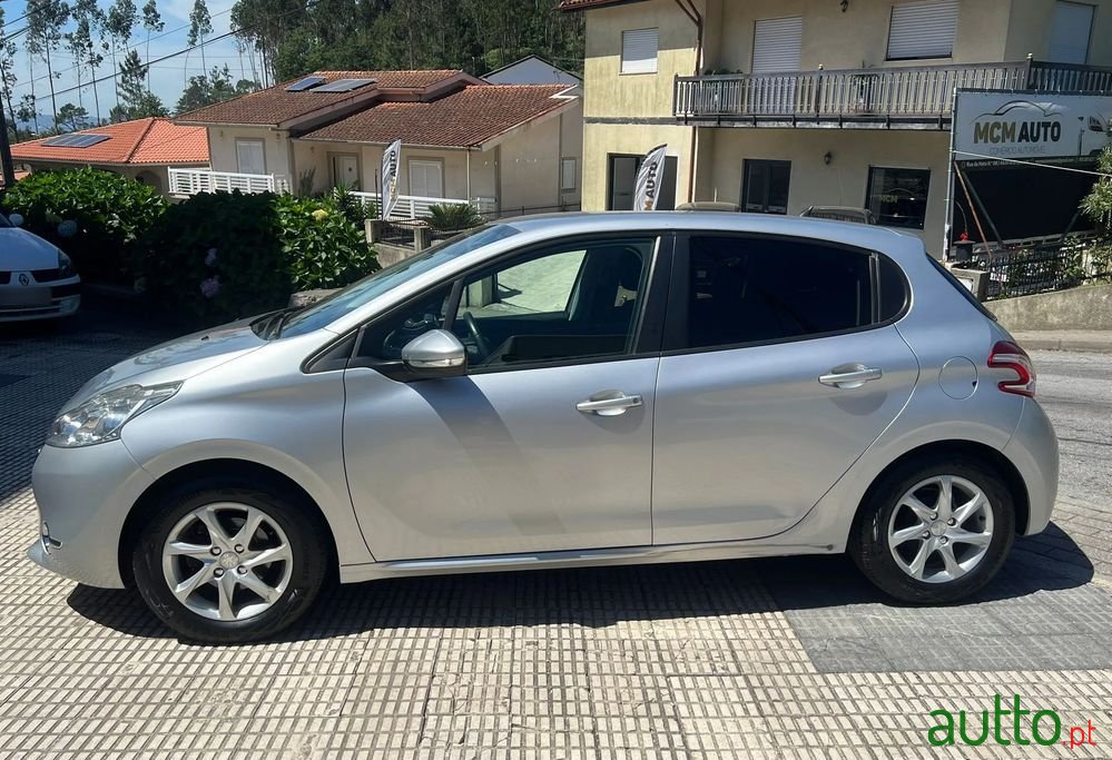 2014' Peugeot 208 1.2 Puretech Style photo #2