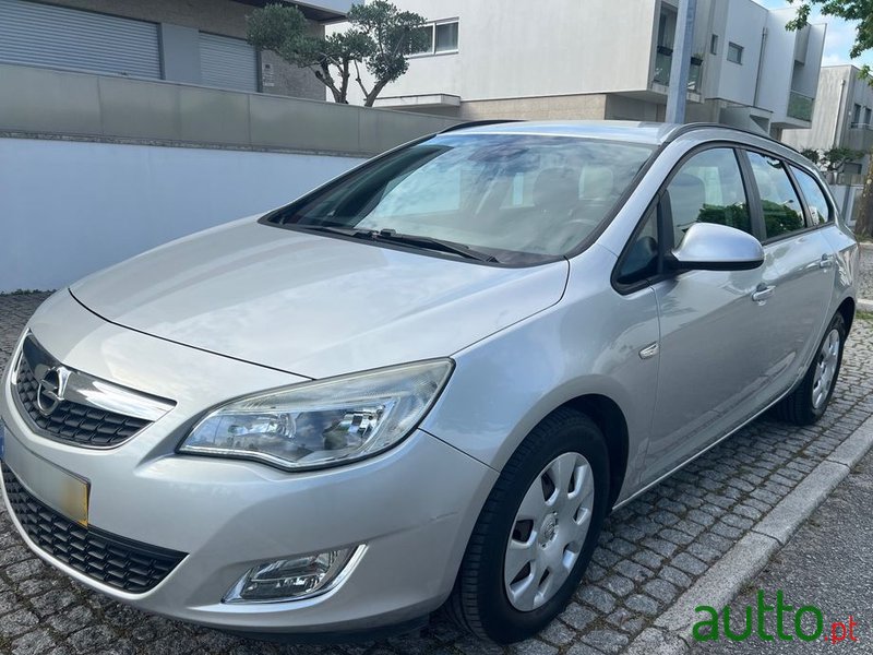 2011' Opel Astra Sports Tourer photo #1