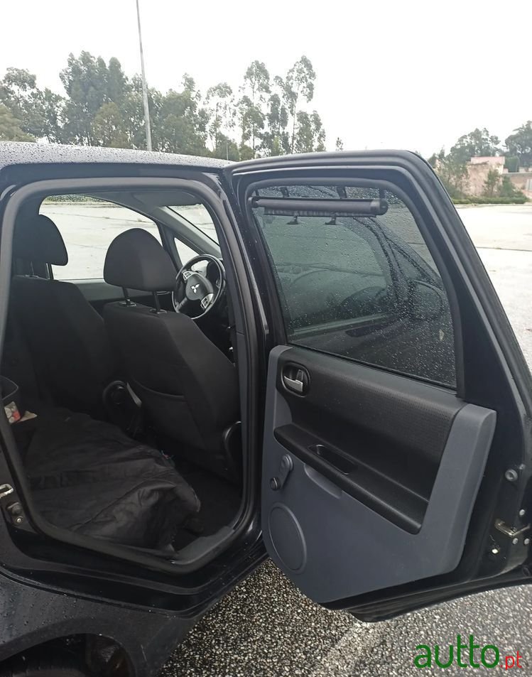 2011' Mitsubishi Colt photo #2