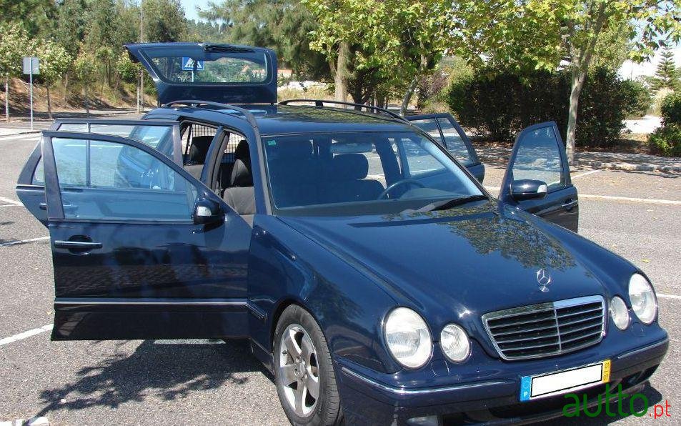 2001' Mercedes-Benz E-220 Avantgarde photo #3