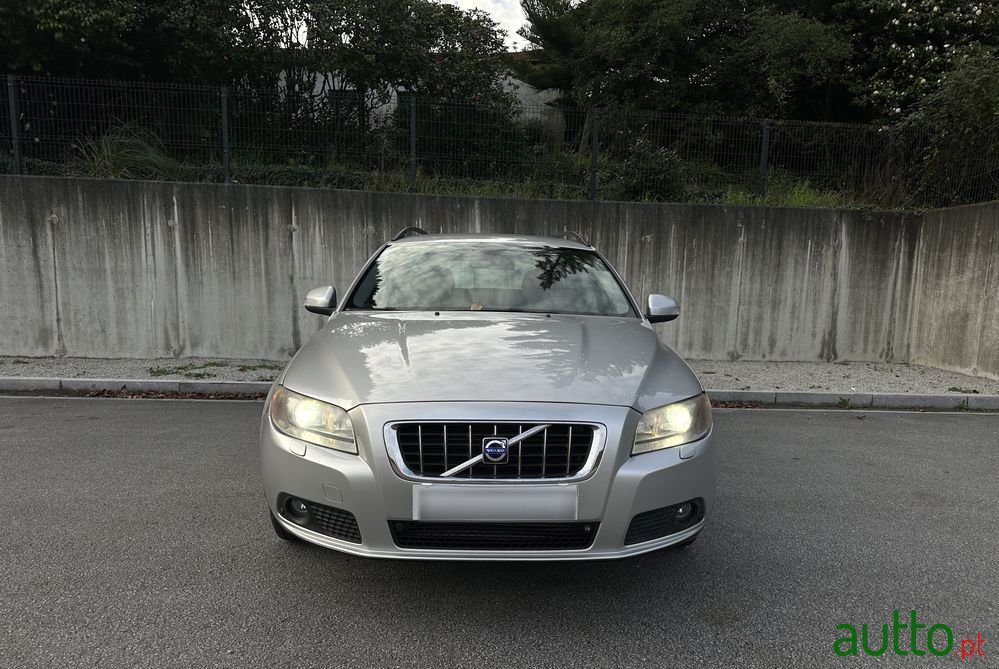 2010' Volvo V70 photo #2