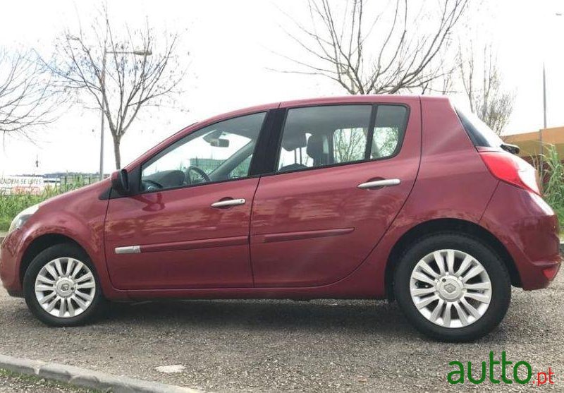 2010' Renault Clio photo #1
