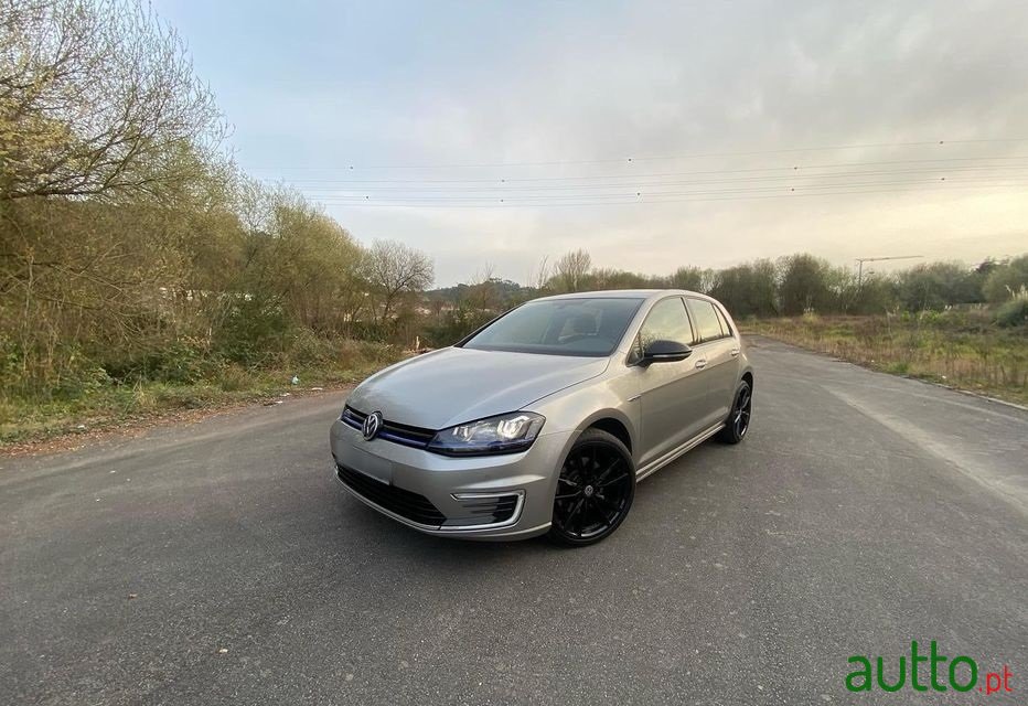 2015' Volkswagen Golf GTE photo #1