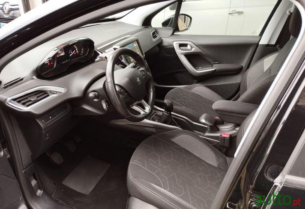 2017' Peugeot 2008 photo #5