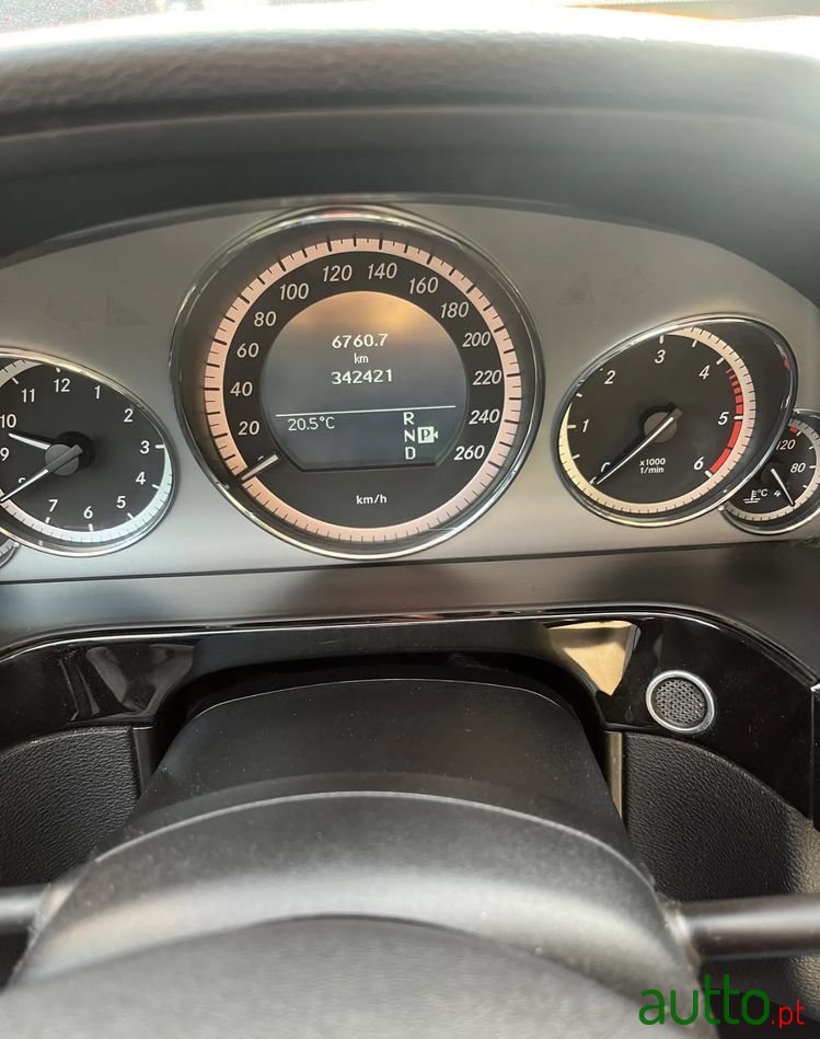 2010' Mercedes-Benz Classe E photo #2