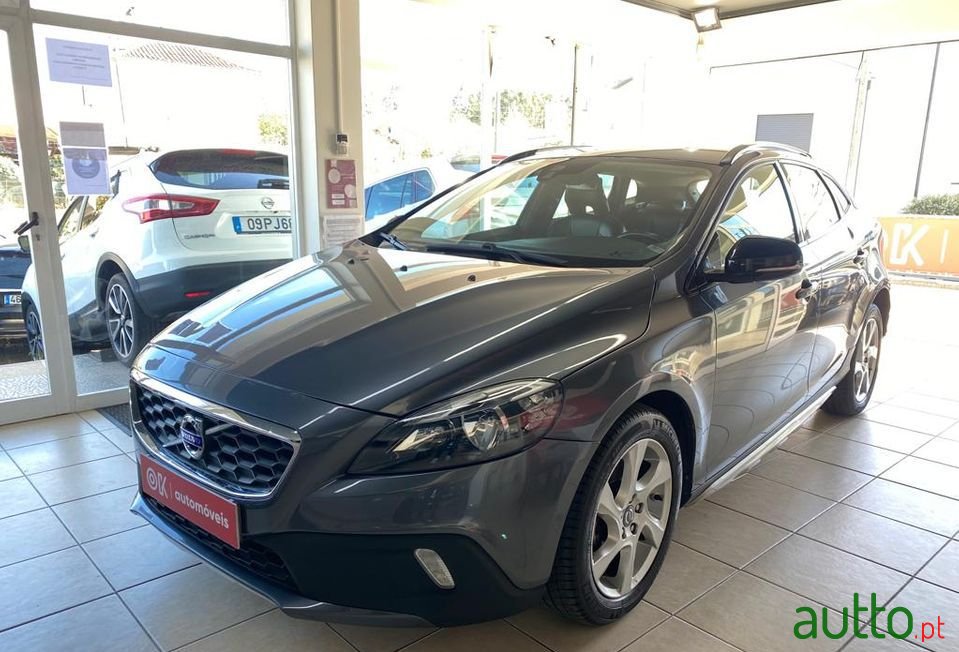 2014' Volvo V40 Cross Country photo #2