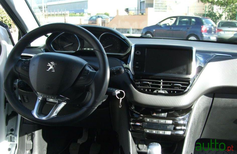 2018' Peugeot 2008 photo #2