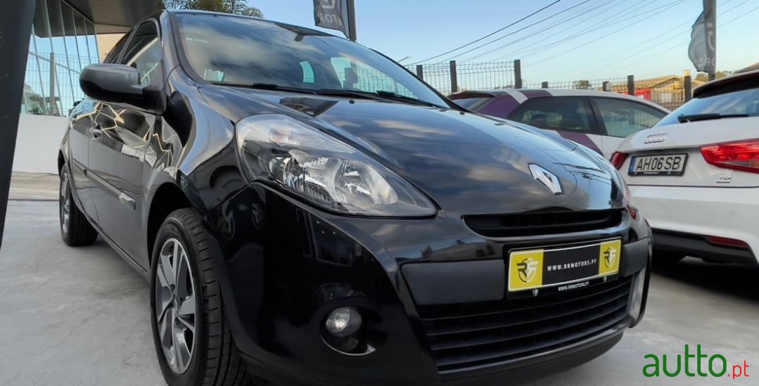 2011' Renault Clio photo #3