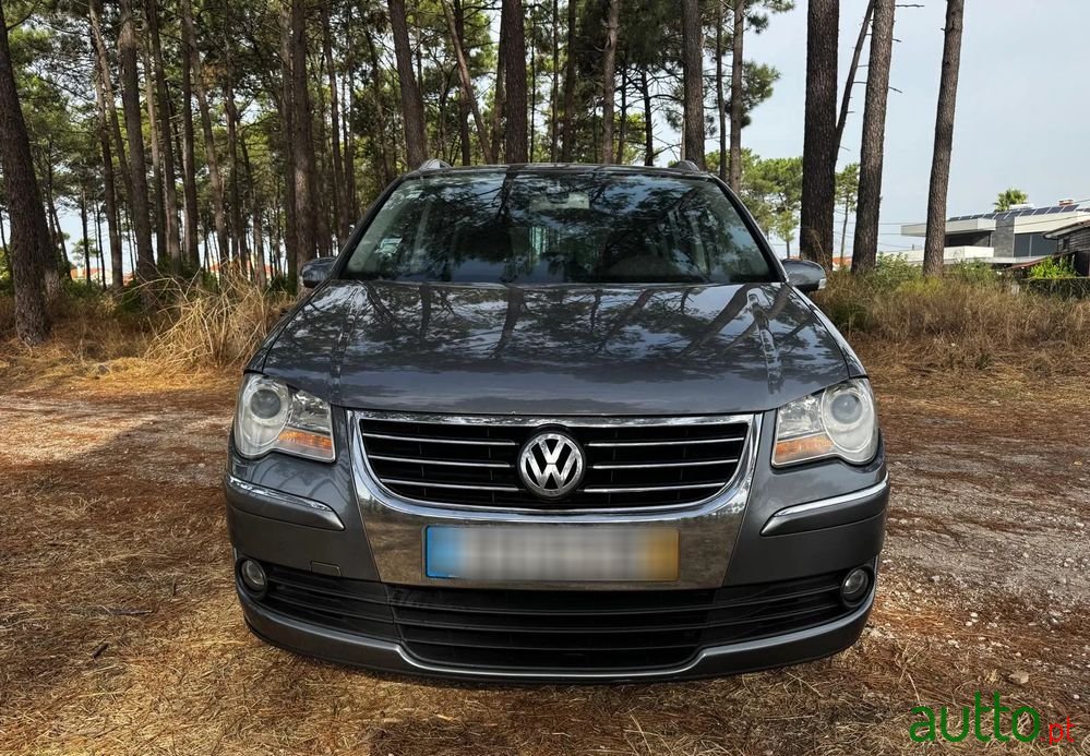 2007' Volkswagen Touran photo #3