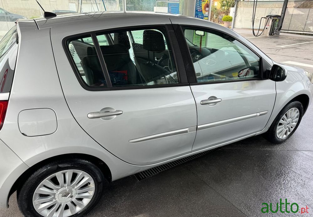2010' Renault Clio 1.5 Dci Dynamique photo #5