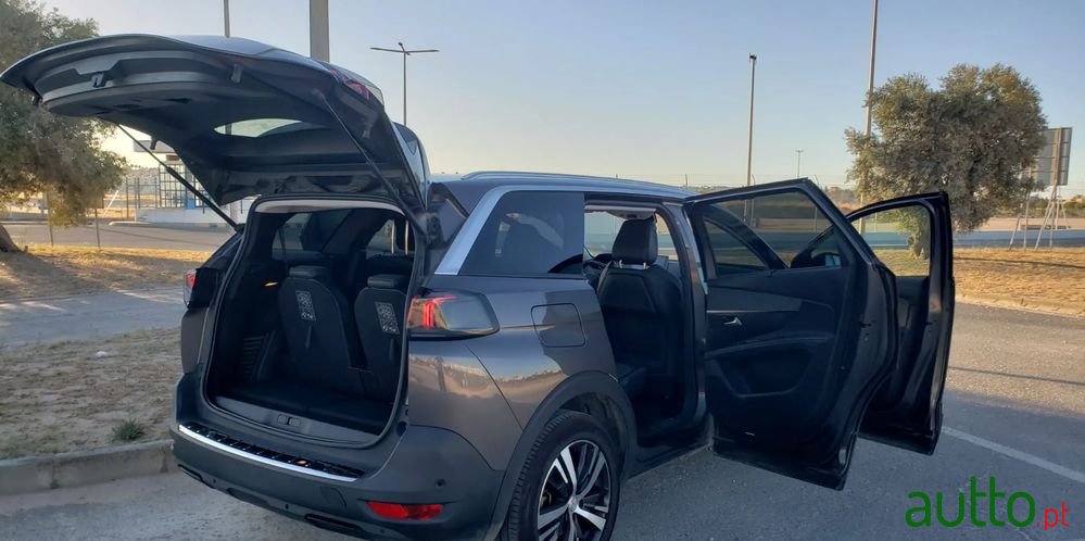 2021' Peugeot 5008 photo #3