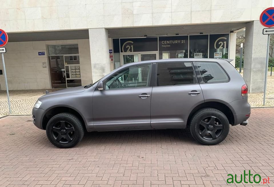 2004' Volkswagen Touareg photo #2