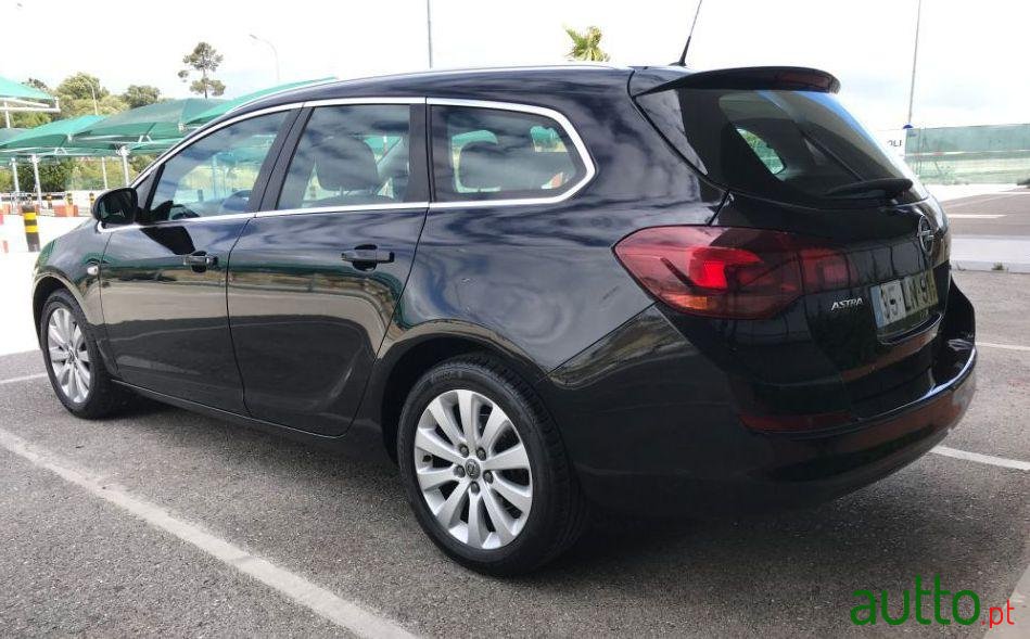 2011' Opel Astra Caravan photo #3