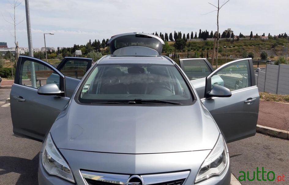 2011' Opel Astra Sports Tourer photo #1