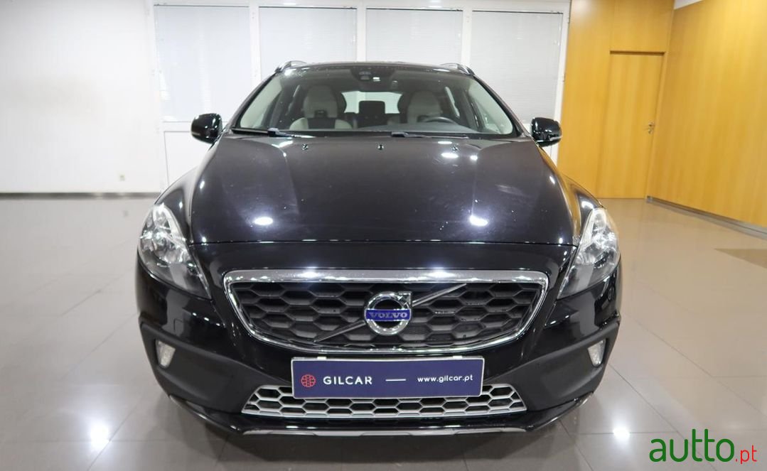 2015' Volvo V40 Cross Country photo #3