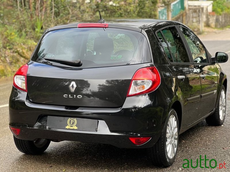 2011' Renault Clio photo #5