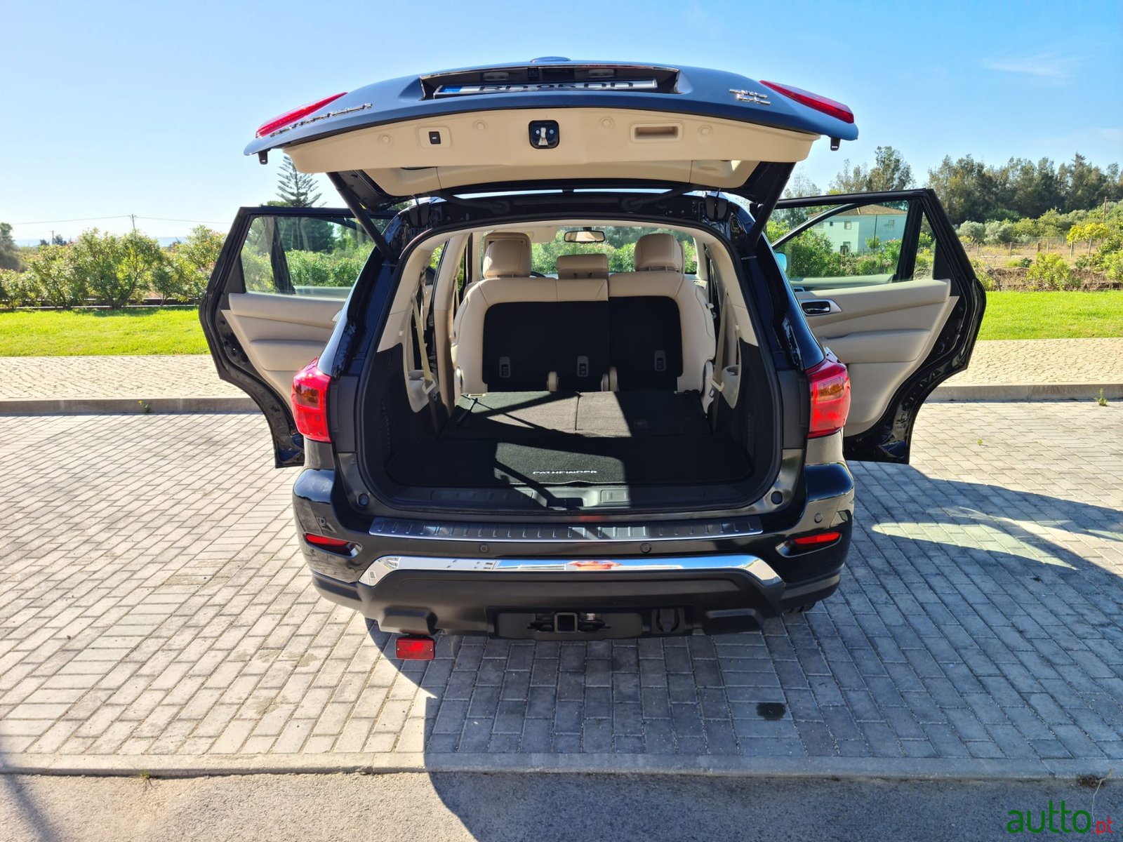 2020' Nissan Pathfinder 4WD SL photo #2