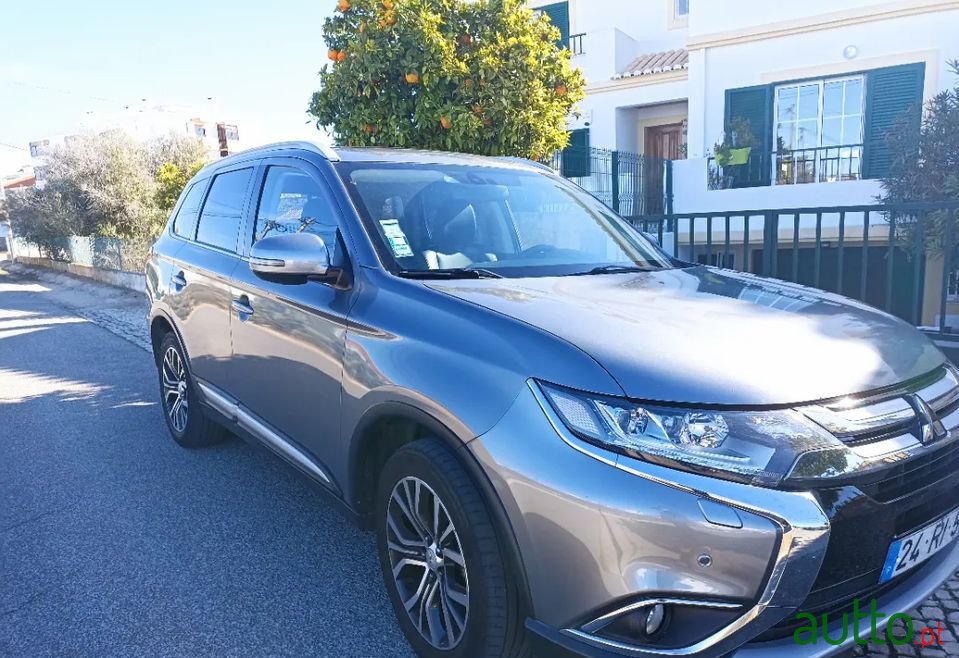 2016' Mitsubishi Outlander photo #3